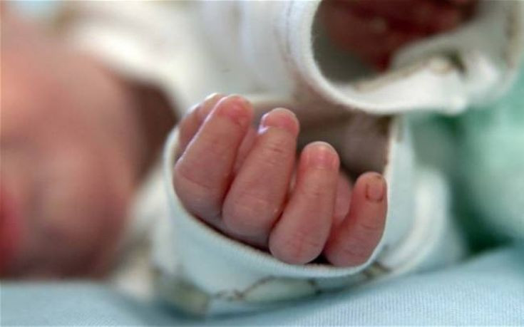 Φρίκη: «Διπλωσε» το μωρό του στα δύο για να το κάνει να σταματήσει να κλαίει